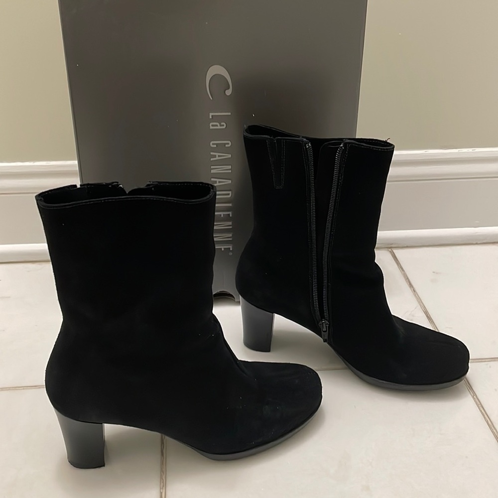 Beautiful and impeccable La Canadienne dress boot. Excellent condition.